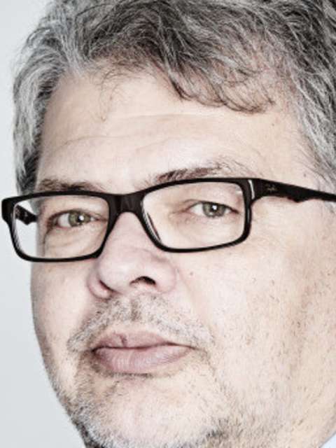 Portät eines Mannes mit Anzugkragen und Brille